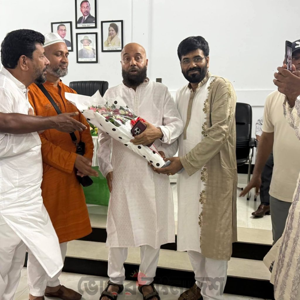 এম এ মালেক ও মীর রেজাউল করিম রেজাকে ফুলের শুভেচ্ছা