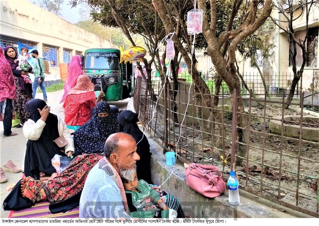টাঙ্গাইল হাসপাতালে ডায়রিয়ার স্যালাইন ঝুলছে গাছে