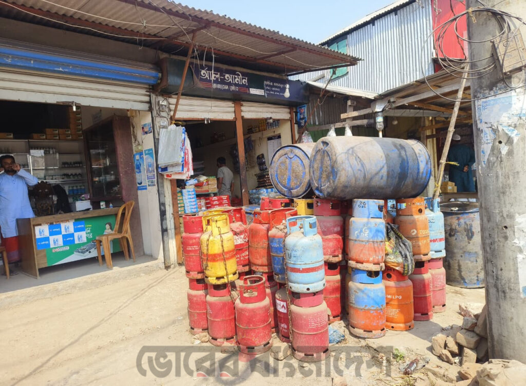 আমতলীতে গ্যাসের জন্য হাহাকার ৭টি কোম্পানির গ্যাস সরবরাহ বন্ধ