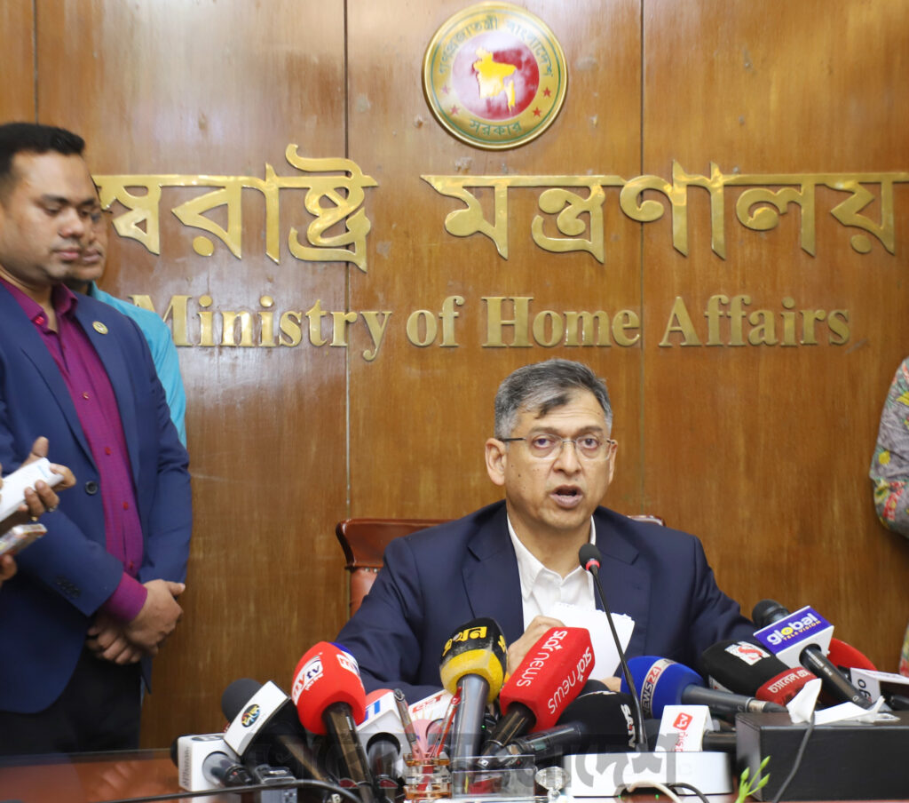 পুলিশের আইনানুগ কাজে কোনো ধরনের রাজনৈতিক হস্তক্ষেপ করা যাবে না – স্বরাষ্ট্রমন্ত্রী