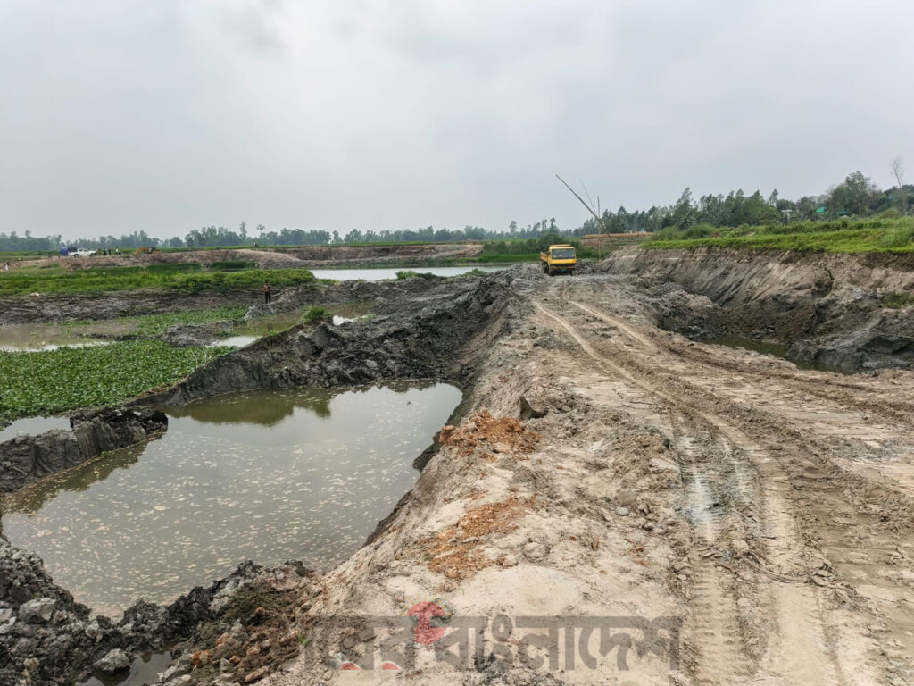 কালিয়াকৈরে কৃষিজমি রক্ষায় অভিযান: অবৈধ মাটি কাটায় তিনজনের জেল-জরিমানা