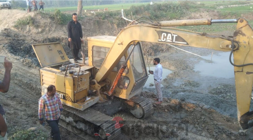 টাঙ্গাইলে ভেকু দিয়ে অবৈধ ভাবে ফসলি জমিতে পুকুর খননের চেষ্টা,ভ্রাম্যমাণ আদালতের অভিযান