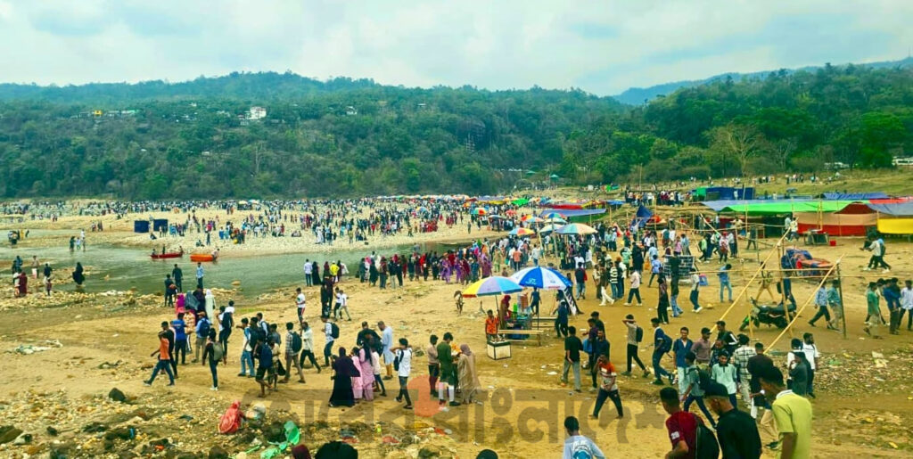 জাফলং-বিছানাকান্দিতে পর্যটকের ঢল, ভিড়ের সাথে বাড়ছে ভোগান্তিও