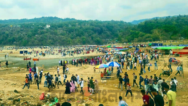 জাফলং-বিছানাকান্দিতে পর্যটকের ঢল, ভিড়ের সাথে বাড়ছে ভোগান্তিও