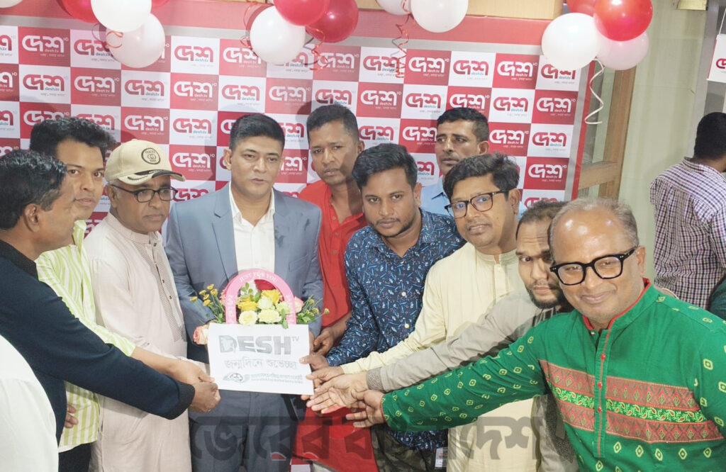 দেশ টিভির ১৮তম প্রতিষ্ঠাবার্ষিকীতে বাংলাদেশ চলচ্চিত্র কল্যাণ সোসাইটির ফুলেল শুভেচ্ছা