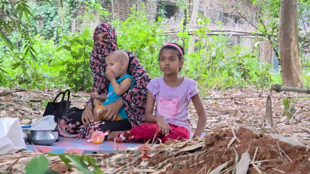 স্বামীর কবরের পাশে দুই সন্তান নিয়ে আশ্রয়হীন মায়ের আহাজারি