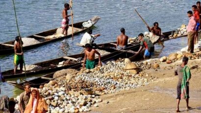 পাথর শ্রমিকদের ভাগ্য বদলায়নি চার দশকেও