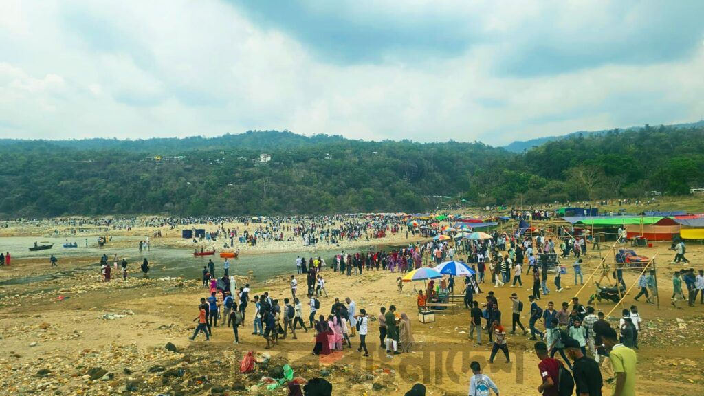 জাফলং-বিছানাকান্দিতে পর্যটকের ঢল, ভিড়ের সাথে বাড়ছে ভোগান্তিও