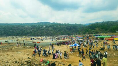জাফলং-বিছানাকান্দিতে পর্যটকের ঢল, ভিড়ের সাথে বাড়ছে ভোগান্তিও