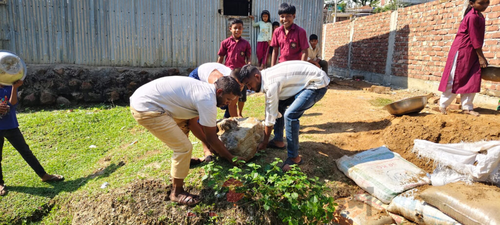 জাফলংয়ে শিক্ষার্থীদের স্বেচ্ছাশ্রমে রাস্তা নির্মাণ, দূর হলো দীর্ঘদিনের ভোগান্তি
