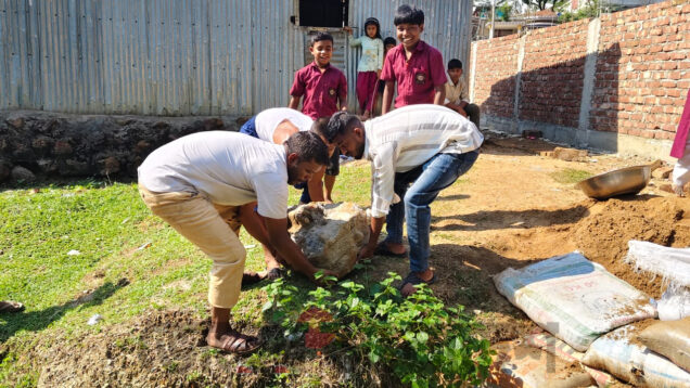 জাফলংয়ে শিক্ষার্থীদের স্বেচ্ছাশ্রমে রাস্তা নির্মাণ, দূর হলো দীর্ঘদিনের ভোগান্তি