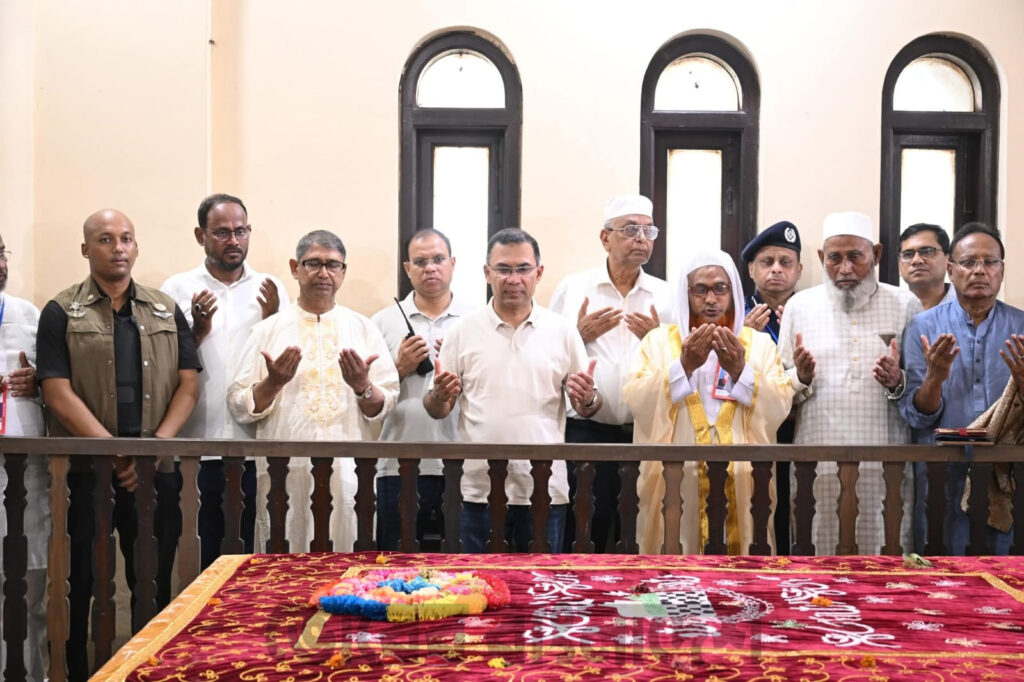 মাওলানা ভাসানীর মাজার জিয়ারত করলেন প্রধানমন্ত্রী