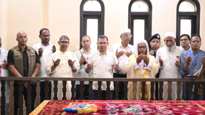 মাওলানা ভাসানীর মাজার জিয়ারত করলেন প্রধানমন্ত্রী
