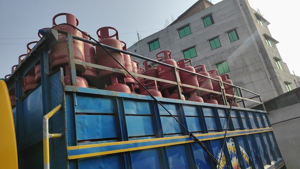 কালিয়াকৈরে এলপিজি সিন্ডিকেটের দৌরাত্ম্য — কৃত্রিম সংকটে আকাশছোঁয়া দাম, জনদুর্ভোগ চরমে