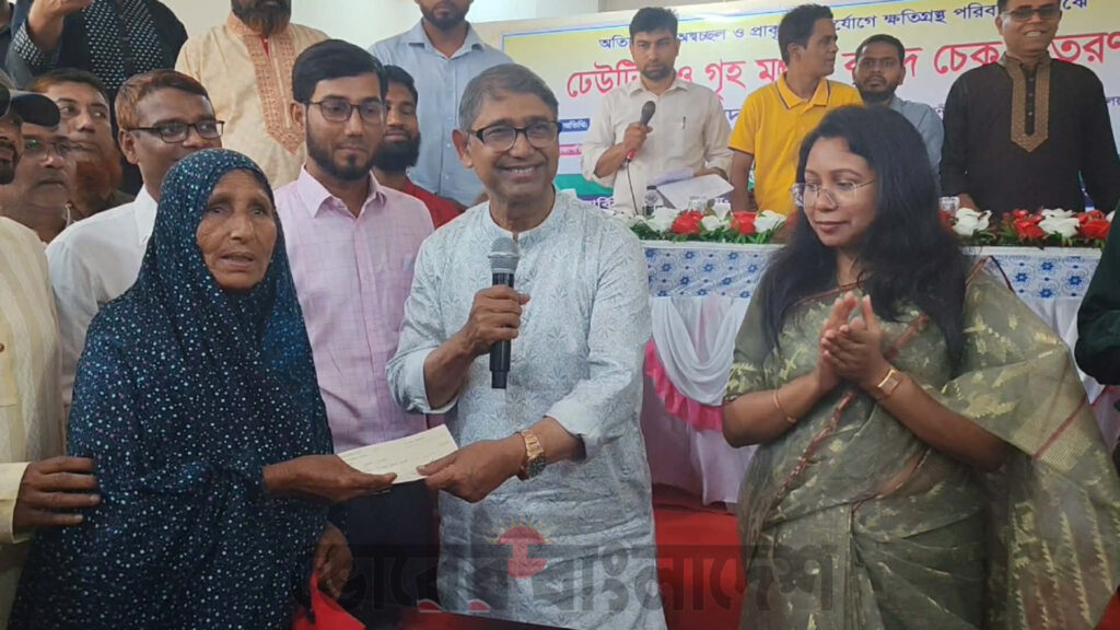 বাসাইলে ঢেউটিন ও গৃহ মঞ্জুরীর চেক বিতরণ করলেন মুক্তিযুদ্ধ বিষয়ক মন্ত্রী 