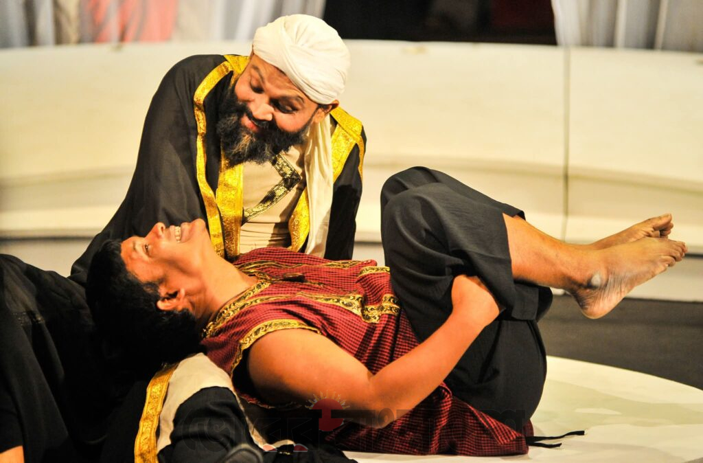 “দমের মাদার’-এর ৮০তম মঞ্চায়নে মুগ্ধতা ছড়ালেন শুভাশীষ দত্ত তন্ময়”