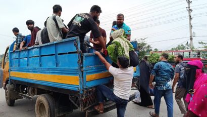 ২০০ টাকার ভাড়া হাজারে, বাস সংকটে ঝুঁকি নিয়ে ট্রাক-পিকআপে বাড়ি ফিরছেন মানুষ