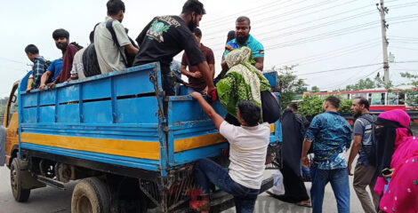 ২০০ টাকার ভাড়া হাজারে, বাস সংকটে ঝুঁকি নিয়ে ট্রাক-পিকআপে বাড়ি ফিরছেন মানুষ