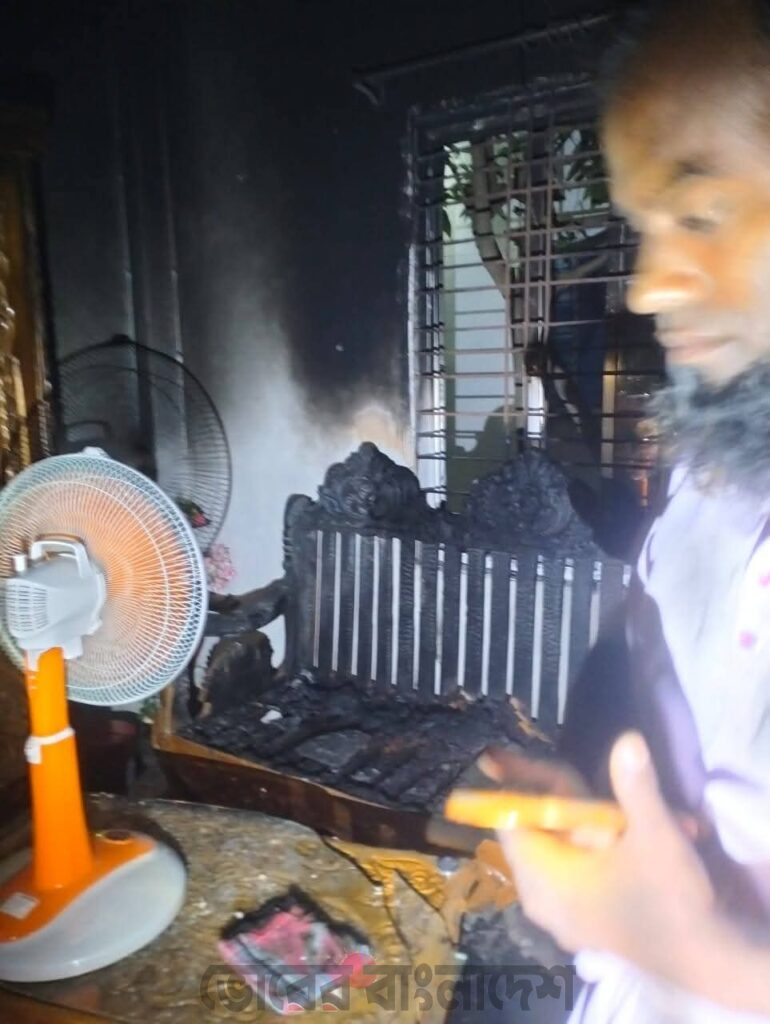 হোমনায় দুর্বৃত্তের আগুনে যুবদল নেতার বাড়ি পুড়ে ভস্মীভূত।। কয়েক লক্ষ টাকার ক্ষয়ক্ষতির অভিযোগ