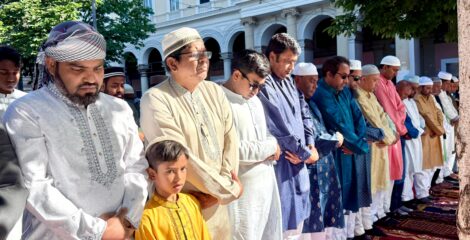 রোমে কেন্দ্রীয় ঈদ উদযাপন পরিষদের আয়োজনে বৃহৎ ঈদ জামাত অনুষ্ঠিত: কোরবানির শিক্ষায় হিংসা-বিদ্বেষ ভুলে ঐক্যের আহ্বান ইতালি প্রবাসীদের 
