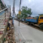 সখীপুরে সখীপুরে সড়কের মাঝখানে বৈদ্যুতিক খুঁটি
