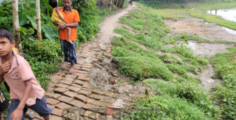 গোপালপুরে কাবিটার রাস্তার ইট তুলে বাড়িতে বাথরুম নির্মাণের অভিযোগ ইউপি সদস্য দম্পতির বিরুদ্ধে