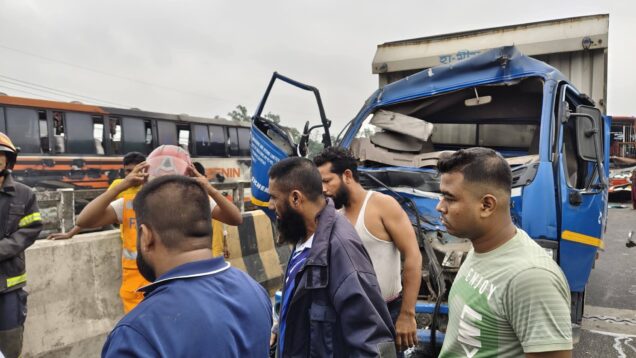 ঢাকা-টাঙ্গাইল মহাসড়কে বাস-কাভার্ডভ্যান সংঘর্ষে নিহত ১