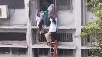 খুলনা মেডিকেলে অগ্নিকাণ্ড  জীবন বাঁচাতে তিনতলা থেকে লাফ দেন ২ নার্স ও চিকিৎসক