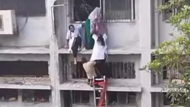 খুলনা মেডিকেলে অগ্নিকাণ্ড  জীবন বাঁচাতে তিনতলা থেকে লাফ দেন ২ নার্স ও চিকিৎসক