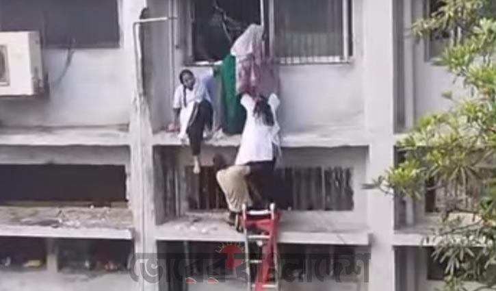 খুলনা মেডিকেলে অগ্নিকাণ্ড  জীবন বাঁচাতে তিনতলা থেকে লাফ দেন ২ নার্স ও চিকিৎসক