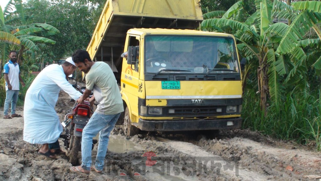 কালিয়াকৈরে দরবাড়ীয়া-জাশুকা সড়কের বেহাল দশা , দুর্ভোগে তিন উপজেলার মানুষ, দ্রুত পাকাকরণের দাবি ।
