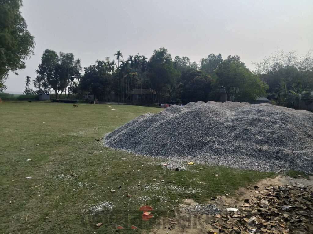 বেলুয়া বাজারের একমাত্র খেলার মাঠে ইট–পাথরের অস্থায়ী মজুদ: ছাত্রসমাজের খেলাধুলা ব্যাহত, প্রশাসনের দ্রুত হস্তক্ষেপ দাবি