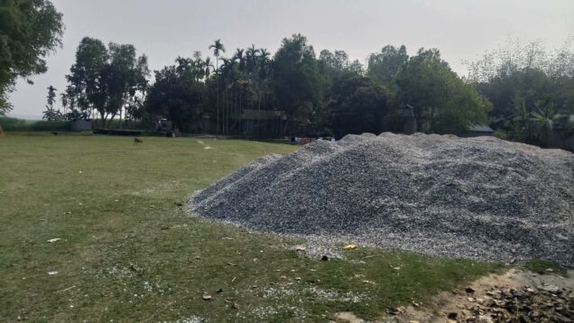 বেলুয়া বাজারের একমাত্র খেলার মাঠে ইট–পাথরের অস্থায়ী মজুদ: ছাত্রসমাজের খেলাধুলা ব্যাহত, প্রশাসনের দ্রুত হস্তক্ষেপ দাবি
