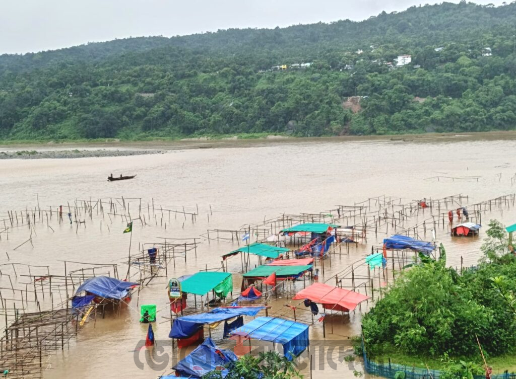 মেঘালয়ের ভারী বর্ষণে পাহাড়ি ঢল: জাফলংয়ে তছনছ শতাধিক দোকান, পানিবন্দী নিম্নাঞ্চলের মানুষ