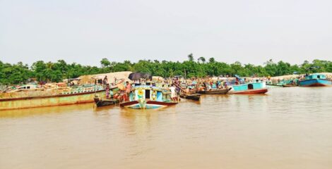 ইজারার শর্ত ভঙ্গের অভিযোগে উত্তাল জাফলং, ড্রেজারে বালু উত্তোলনে হুমকিতে বসতভিটা ও ফসলি জমি