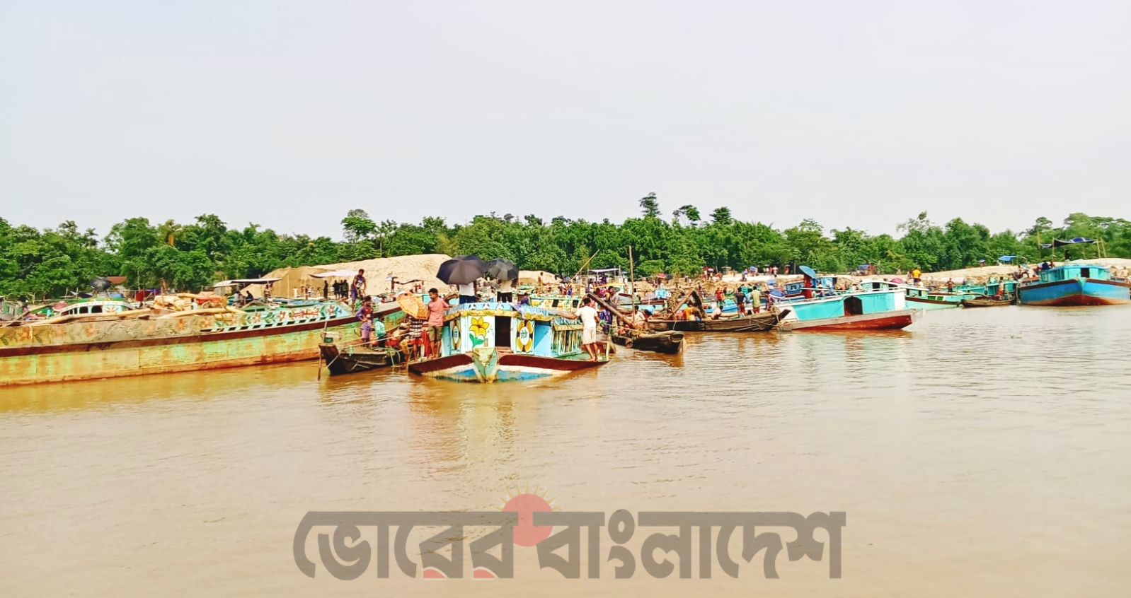 ইজারার শর্ত ভঙ্গের অভিযোগে উত্তাল জাফলং, ড্রেজারে বালু উত্তোলনে হুমকিতে বসতভিটা ও ফসলি জমি