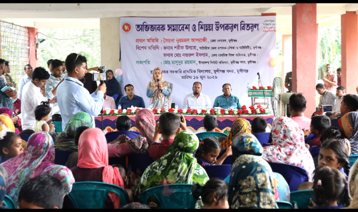 দুর্গম এলাকায় শিক্ষার আলো জ্বালাতে মুন্সীগঞ্জের ডিসি: করেছেন অভিভাবক সমাবেশ, শিক্ষা উপকরণ ও মিষ্টি বিতরণ–
