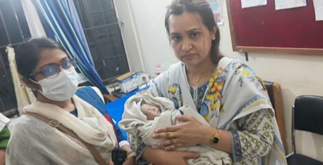 গজারিয়ায় ময়লার স্তূপে পড়ে ছিল নবজাতক, কান্না শুনে উদ্ধার