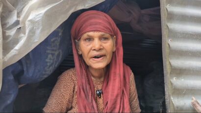 গোপালপুরে রাস্তার পাশে অন্ধকার টিনের ঘরে বৃদ্ধা আনোয়ারার মানবেতর জীবন   নেই দরজা, জানালা, টয়লেট ও চিকিৎসার ব্যবস্থা; মানুষের দয়ায় জোটে খাবার