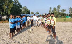 মাঠ কাঁপানো ফুটবল লড়াইয়ের পর পরিবেশবান্ধব বার্তা, চ্যাম্পিয়নের হাতে আম ও রানার্সআপদের হাতে তুলে দেওয়া হলো কাঁঠাল গাছের চারা।