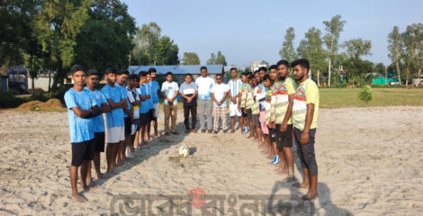 মাঠ কাঁপানো ফুটবল লড়াইয়ের পর পরিবেশবান্ধব বার্তা, চ্যাম্পিয়নের হাতে আম ও রানার্সআপদের হাতে তুলে দেওয়া হলো কাঁঠাল গাছের চারা।