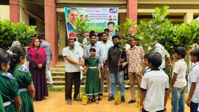 কালিয়াকৈরে শিক্ষার্থীদের মাঝে ফলজ গাছের চারা বিতরণ ও বৃক্ষরোপণ কর্মসূচি অনুষ্ঠিত