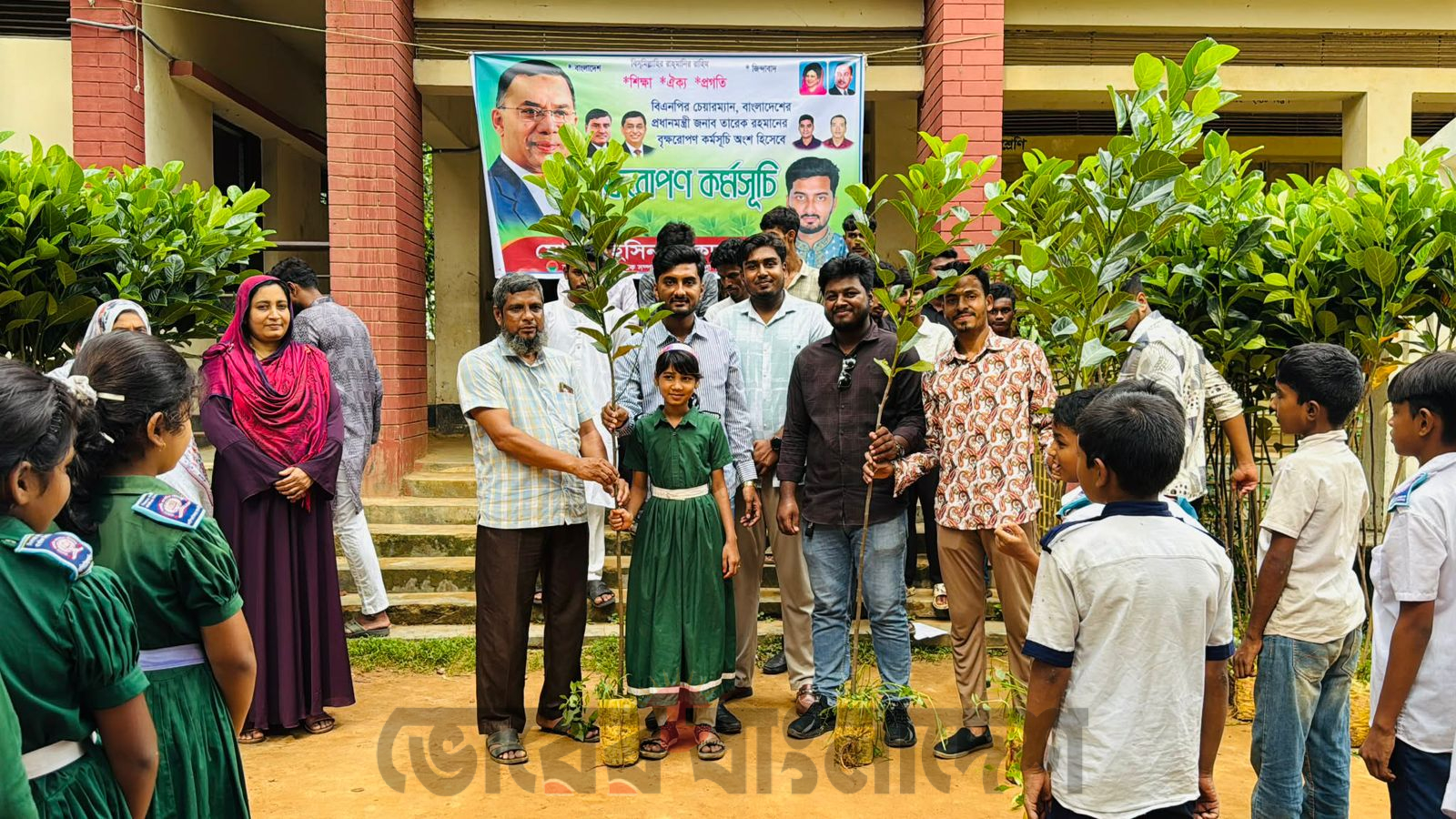 কালিয়াকৈরে শিক্ষার্থীদের মাঝে ফলজ গাছের চারা বিতরণ ও বৃক্ষরোপণ কর্মসূচি অনুষ্ঠিত