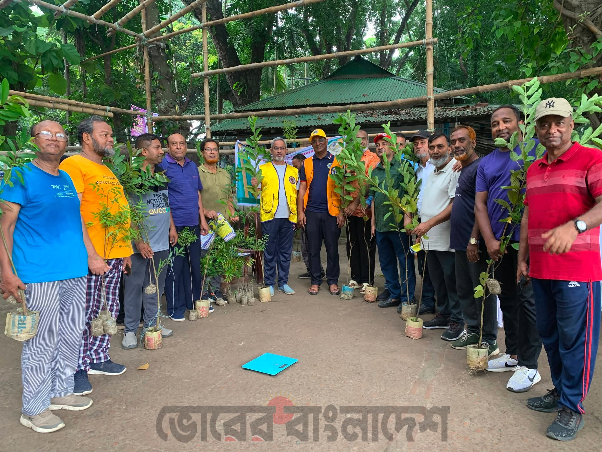টাঙ্গাইলে লায়ন্স ক্লাব এর উদ্যোগে গাছের চারা রোপন ও দুস্থদের খাবার বিতরণ