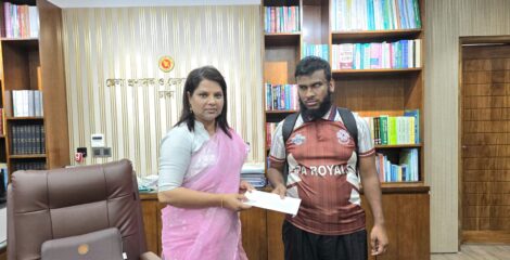 দৃষ্টি প্রতিবন্ধী শিক্ষার্থী দিদারুলের পাশে দাঁড়ালেন ডিসি ফরিদা
