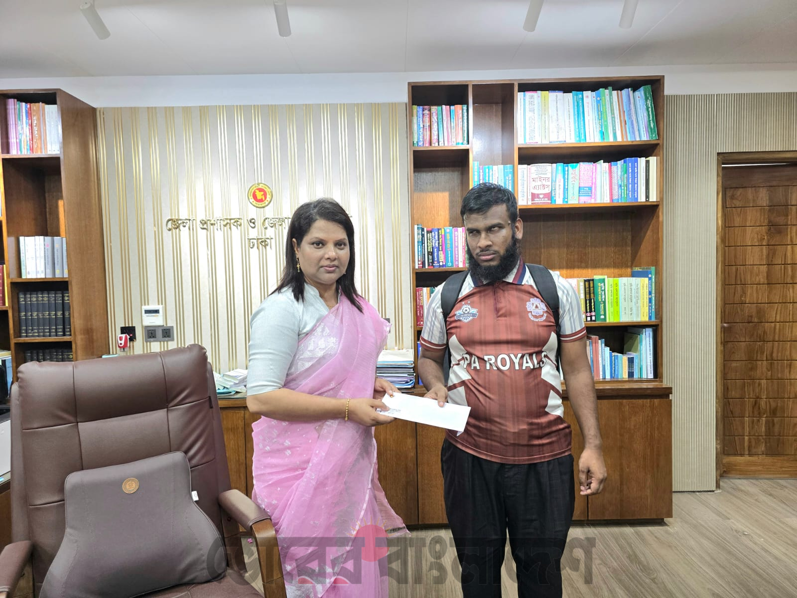 দৃষ্টি প্রতিবন্ধী শিক্ষার্থী দিদারুলের পাশে দাঁড়ালেন ডিসি ফরিদা