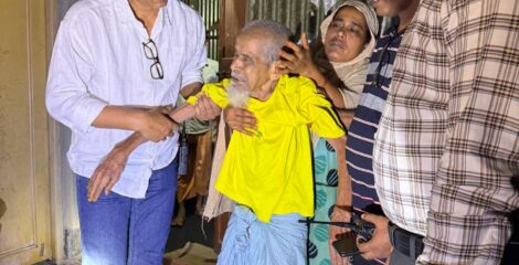 বৃদ্ধকে রাস্তায় ফেলে গেল স্বজনরা, উদ্ধার করে দায়িত্ব নিলেন প্রতিমন্ত্রী টুকু