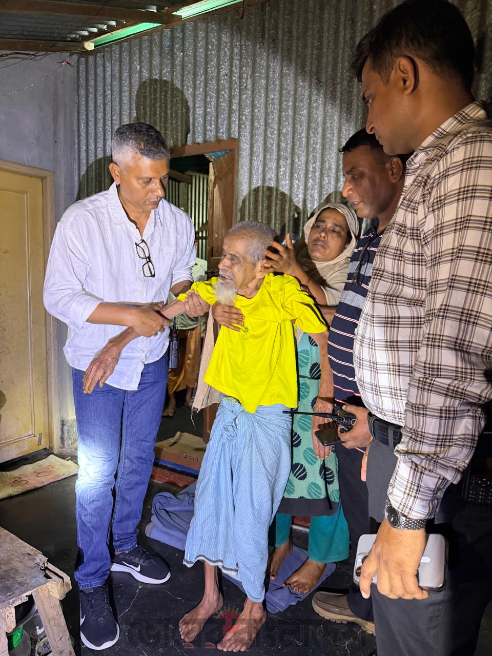 বৃদ্ধকে রাস্তায় ফেলে গেল স্বজনরা, উদ্ধার করে দায়িত্ব নিলেন প্রতিমন্ত্রী টুকু