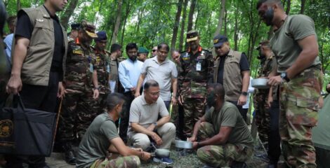 মানিকগঞ্জে অস্থায়ী সেনা প্রশিক্ষণ ক্যাম্প পরিদর্শনে প্রধানমন্ত্রী