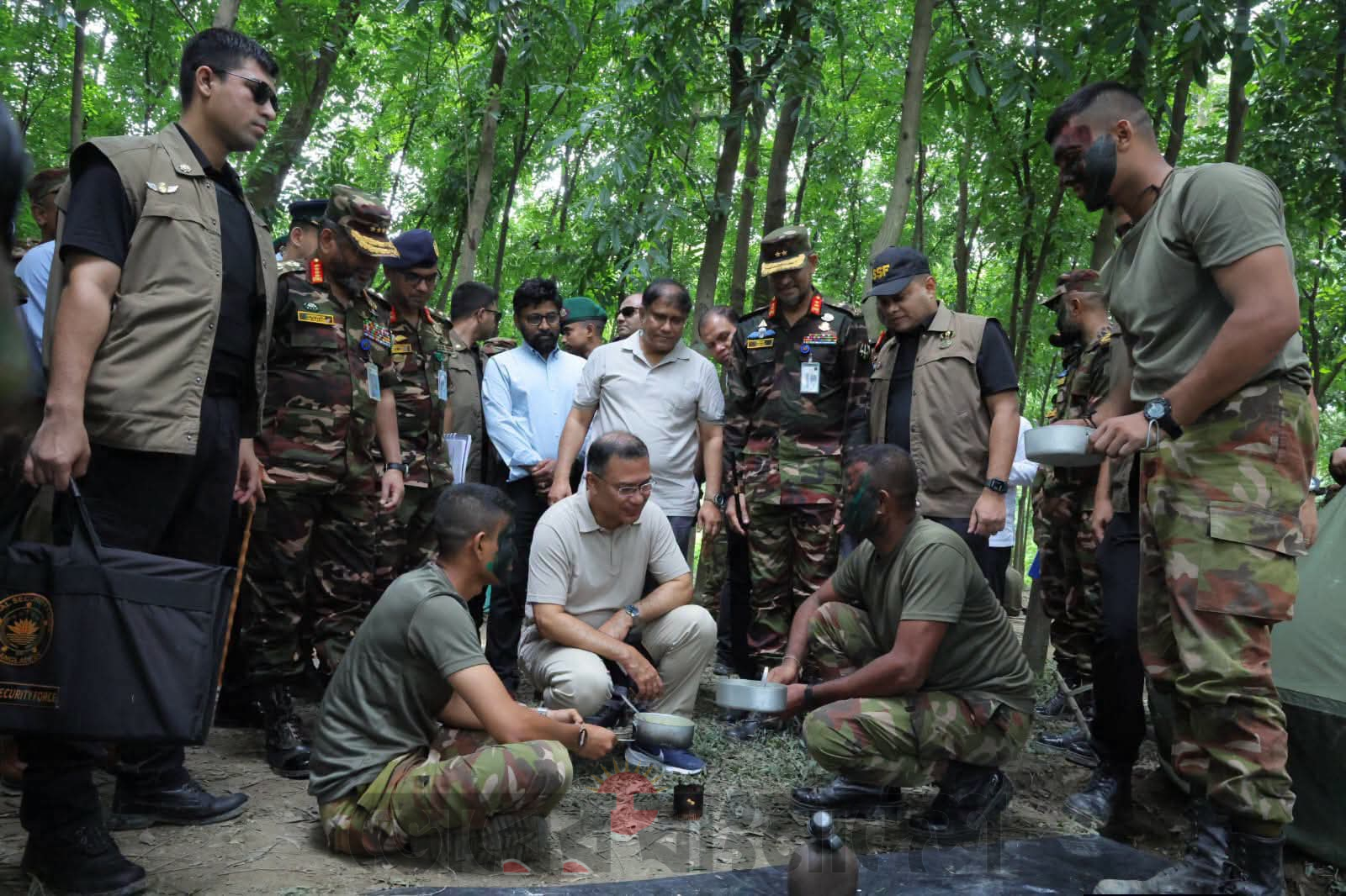 মানিকগঞ্জে অস্থায়ী সেনা প্রশিক্ষণ ক্যাম্প পরিদর্শনে প্রধানমন্ত্রী